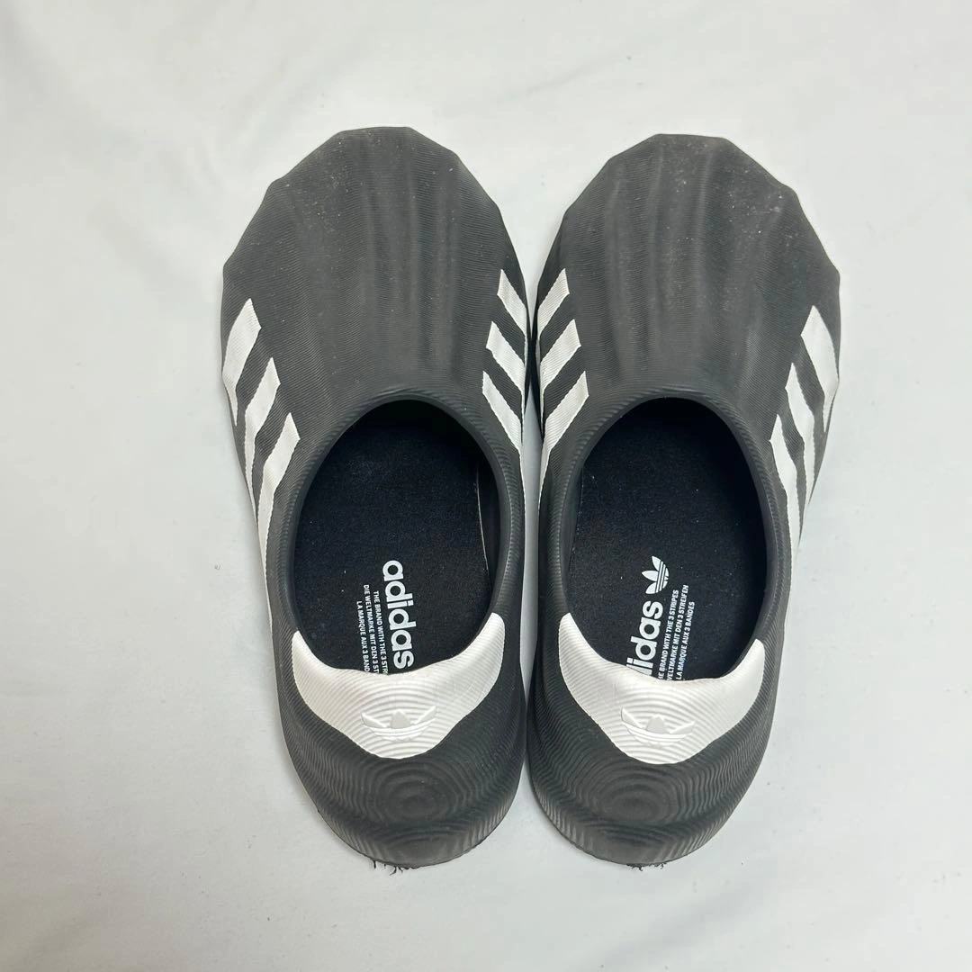 adidas ブラック ホワイト スリッポン