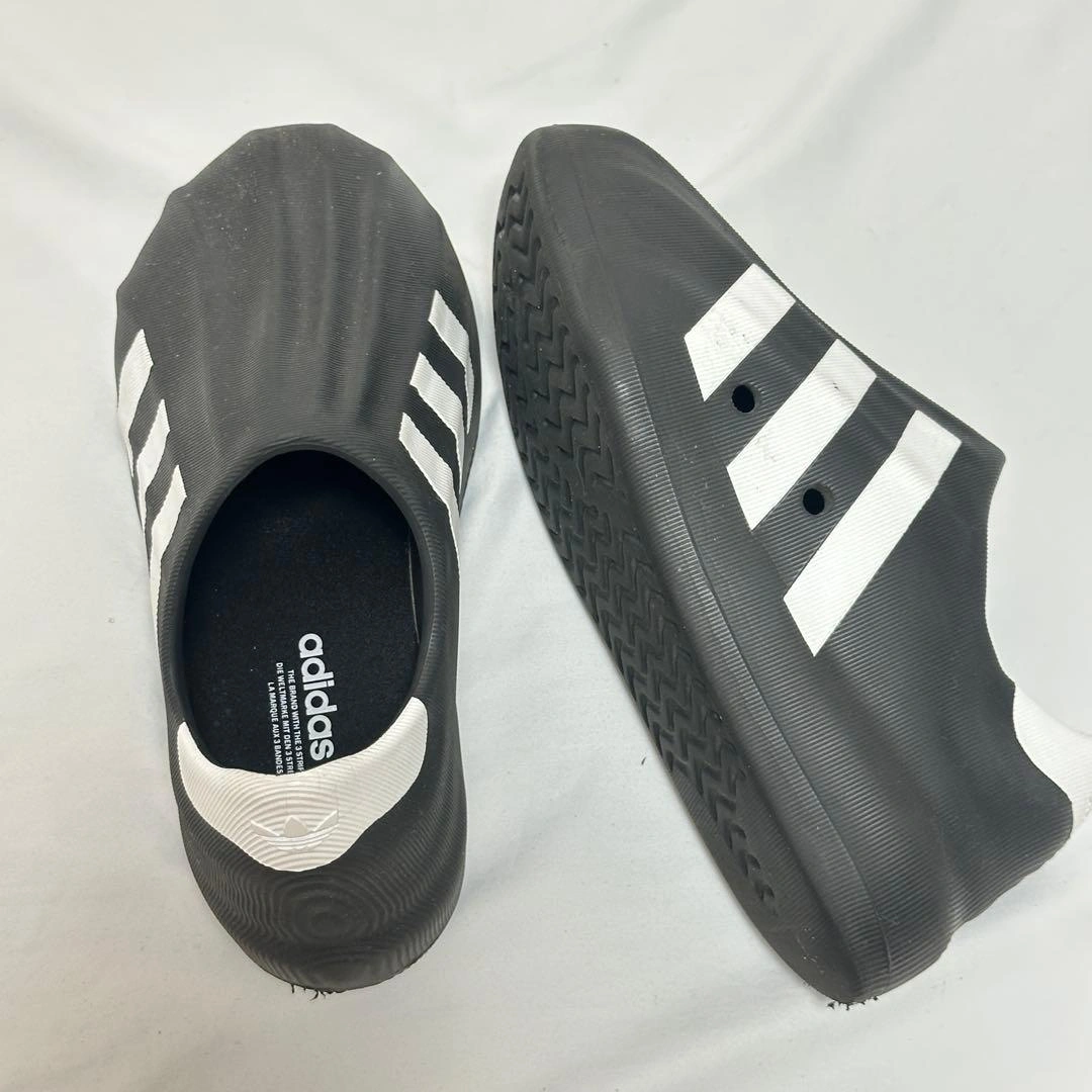 adidas ブラック ホワイト スリッポンの写真2枚目