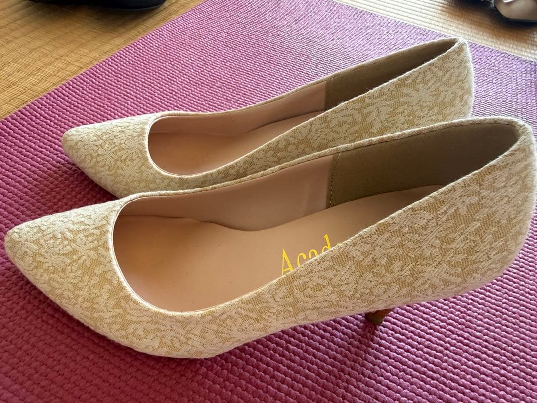 お値下げ中　美品　AcademicArt パンプス ベージュ 総柄の写真3枚目