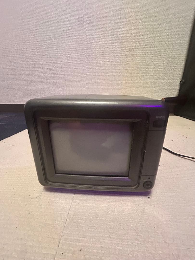 6インチ小型ブラウン管カラーテレビ