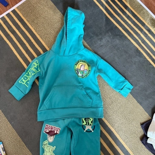 セットアップ3点 Tシャツ1点 サイズ90-100の写真2枚目
