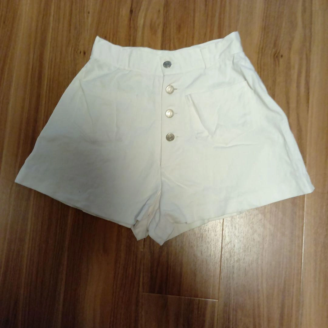 ホワイト フロントボタン ショートパンツ