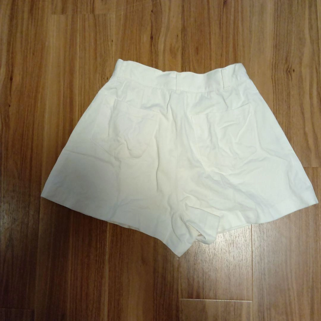 ホワイト フロントボタン ショートパンツの写真2枚目