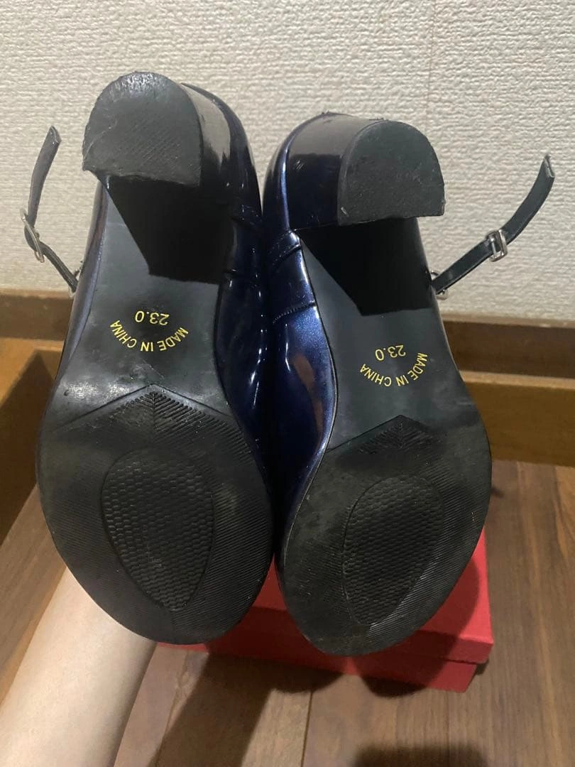 パンプス ネイビー ストラップ付き23.0cmの写真3枚目
