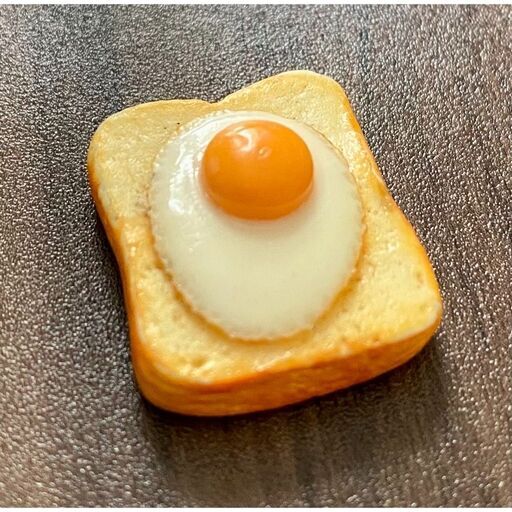 ハンドメイド 卵乗せパン ミニチュア 約2cm