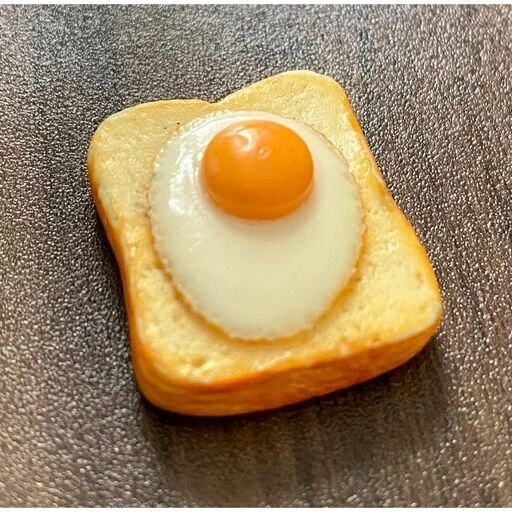 ハンドメイド 卵乗せパン ミニチュア 約2cm