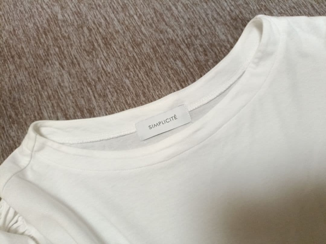 シンプリシティ　パフスリーブ Tシャツ ホワイト　カットソーの写真6枚目