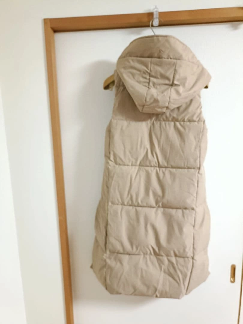 ロング丈 フード付き 中綿ベスト ベージュの写真4枚目