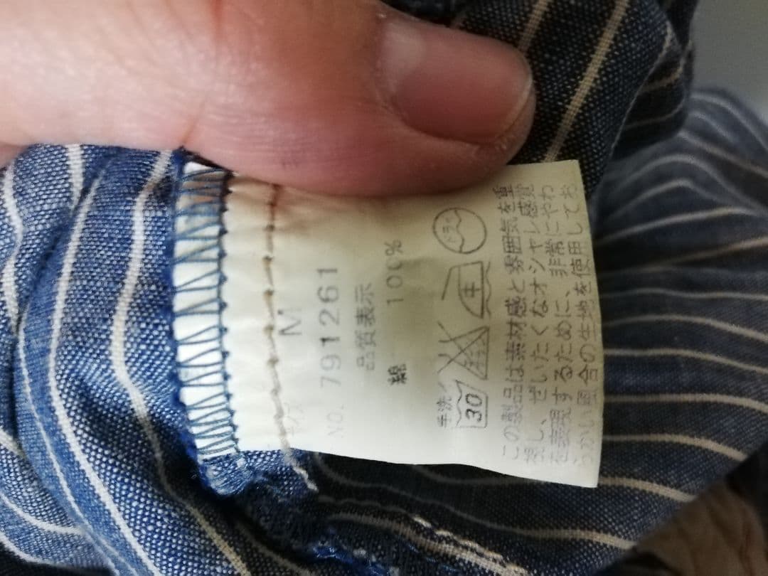 B.L.U.E.のデニムダンガリーストライプシャツの写真8枚目