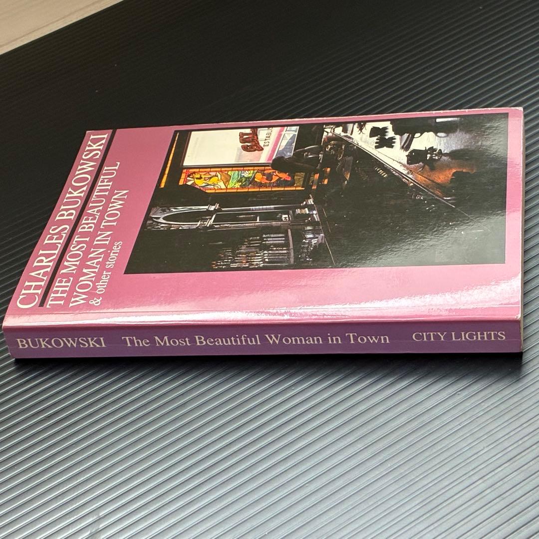 洋書 The Most beautiful Woman In Town 英語の写真4枚目