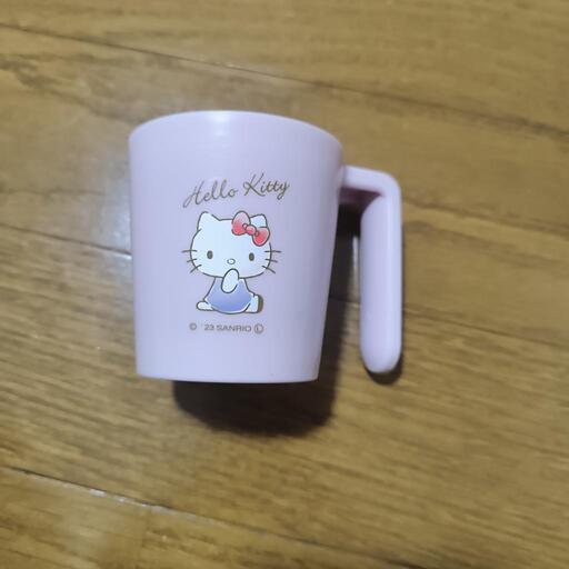 百均 コップ ハローキティ