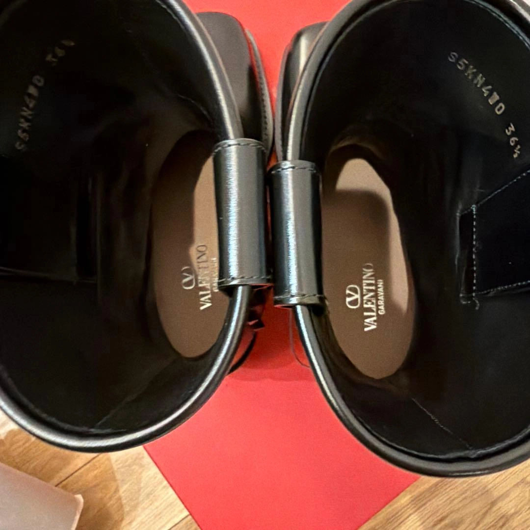 新品未使用 VALENTINO ロックスタッズ バイカーブーツ 36.5の写真4枚目