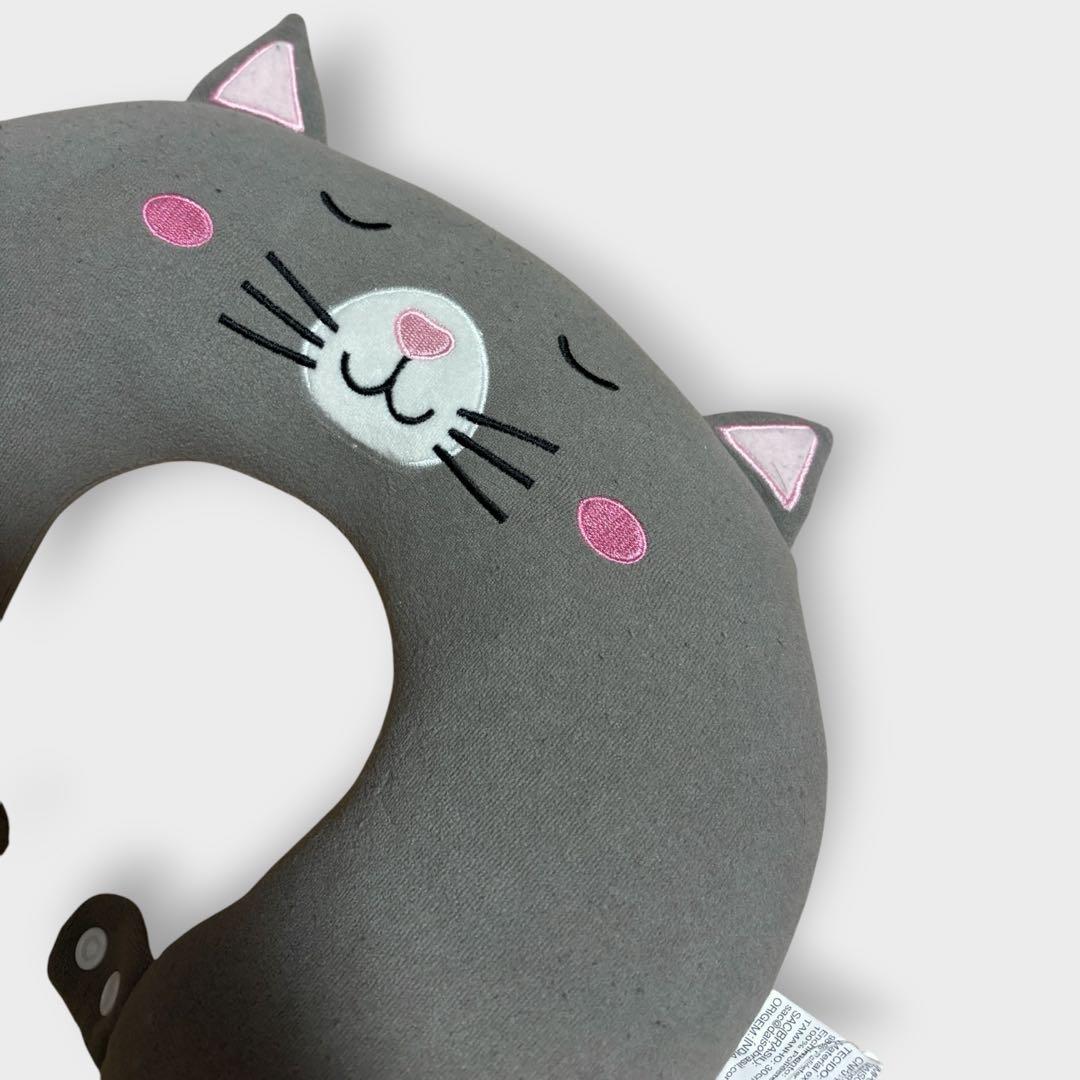 DAISO ネックピロー 猫デザイン グレー タグ付きの写真2枚目