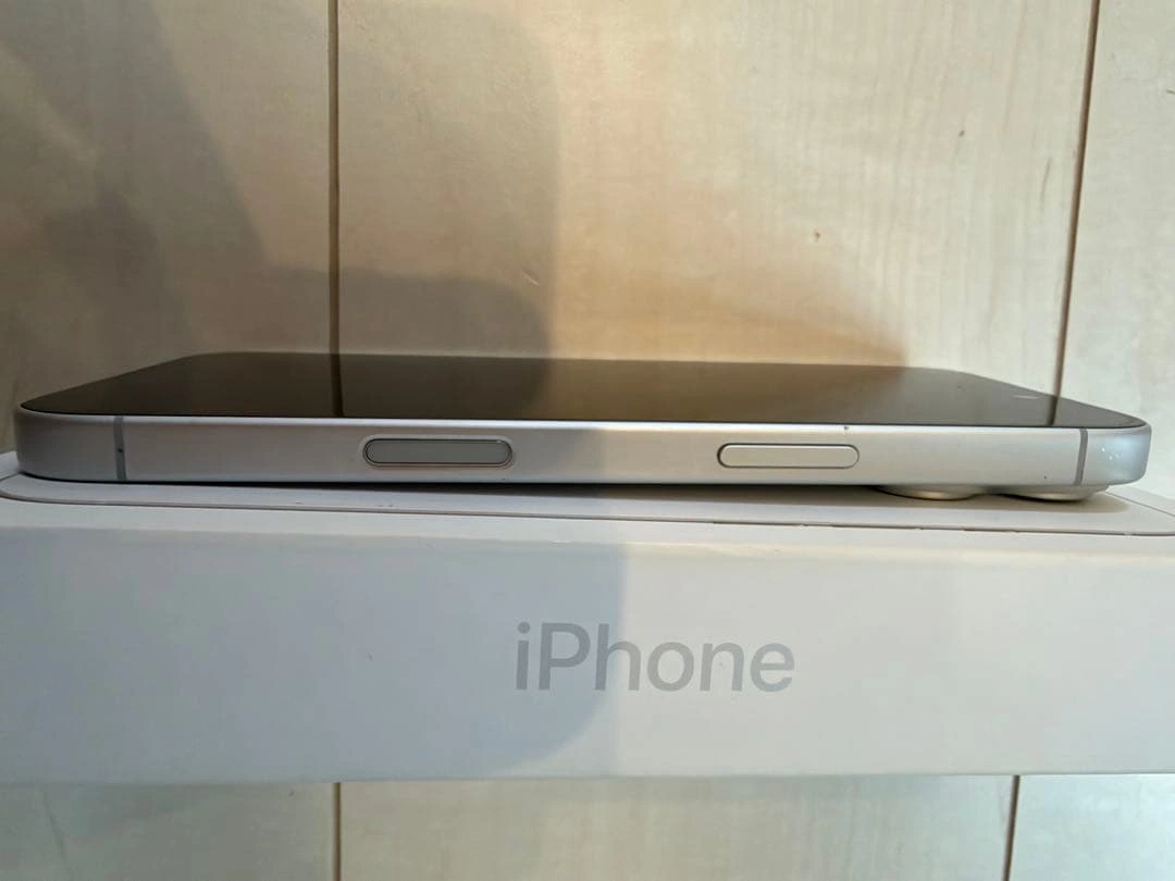 Apple iPhone 17 256GB ホワイト SIMフリー 94%の写真5枚目