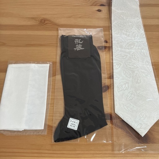 【新品未使用】冠婚葬祭セット(ネクタイ靴下チーフ)/専用ケース付礼服/フォーマル/結婚式/葬式の写真3枚目