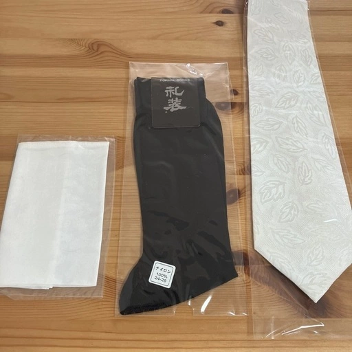 【新品未使用】冠婚葬祭セット(ネクタイ靴下チーフ)/専用ケース付礼服/フォーマル/結婚式/葬式の写真3枚目