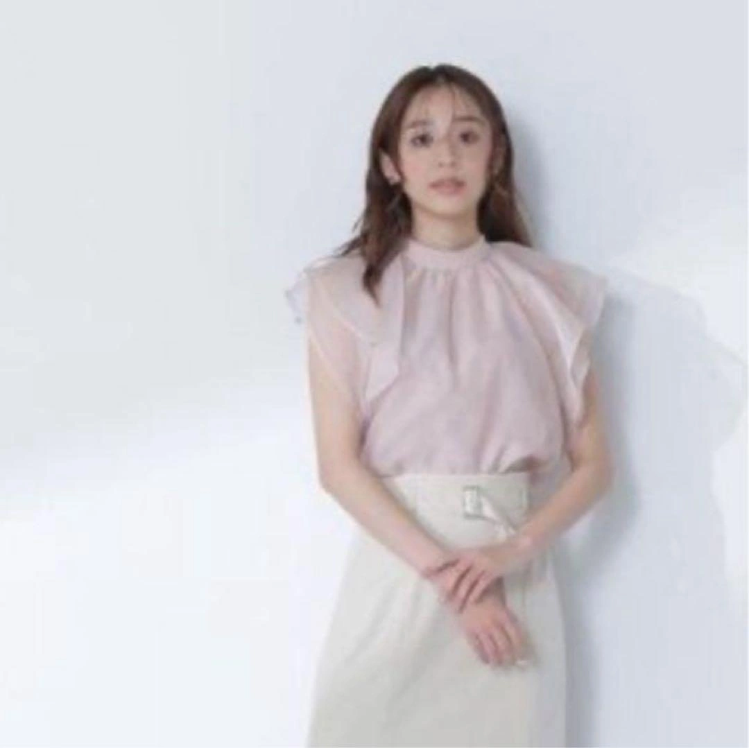 美品【ジャケット下にも】NATURAL BEAUTY BASICシアーフリルブラウスピンクの写真2枚目