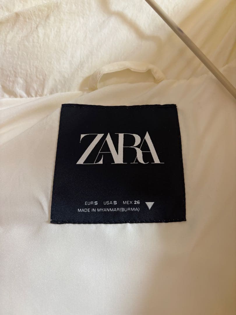 ZARA フード付きダウンベスト アイボリーの写真3枚目