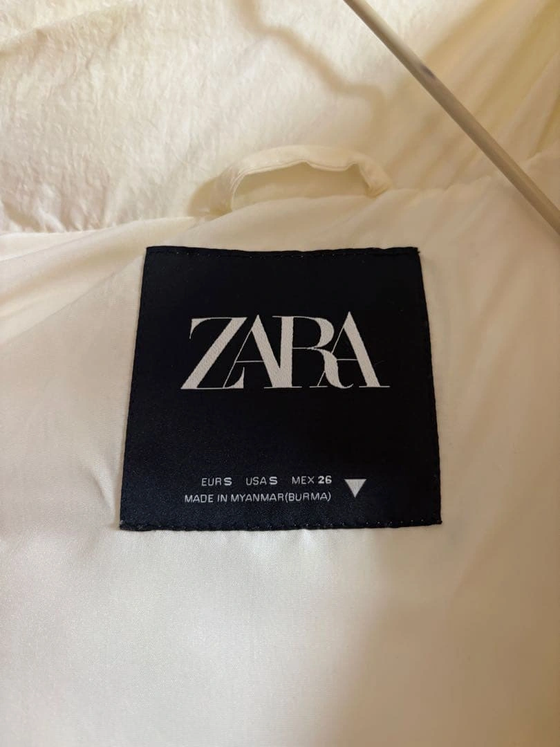 ZARA フード付きダウンベスト アイボリーの写真3枚目