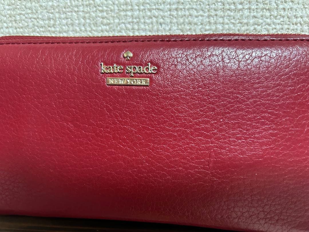 kate spade 赤×ゴールド×水玉 長財布 カード12枚収納可の写真3枚目
