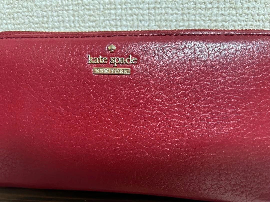 kate spade 赤×ゴールド×水玉 長財布 カード12枚収納可の写真3枚目