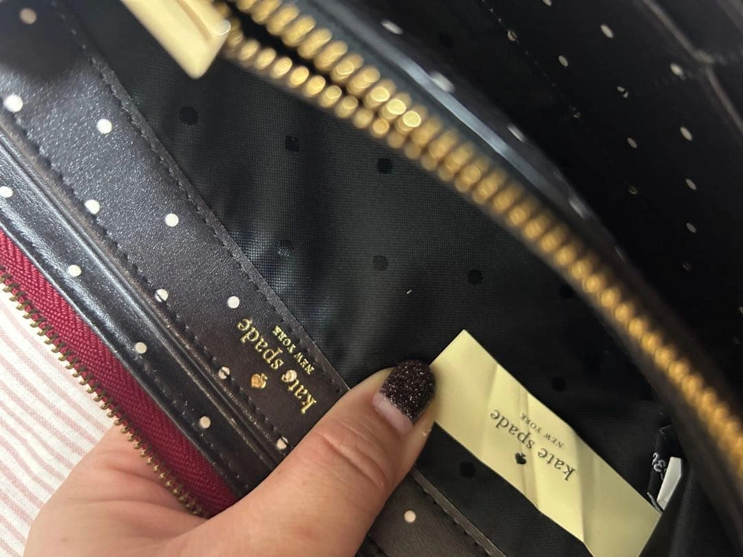 kate spade 赤×ゴールド×水玉 長財布 カード12枚収納可の写真6枚目