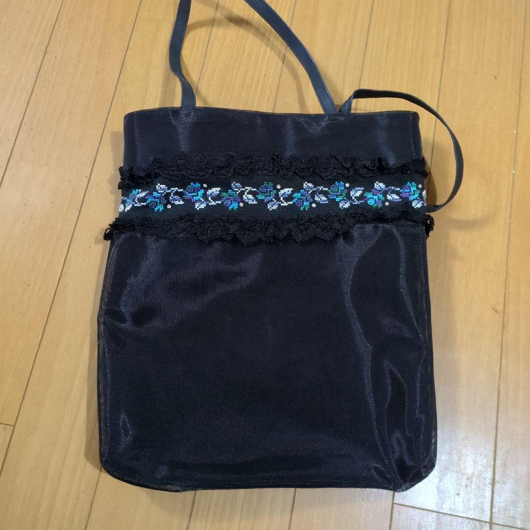 刺繍付き黒ショルダーバッグ