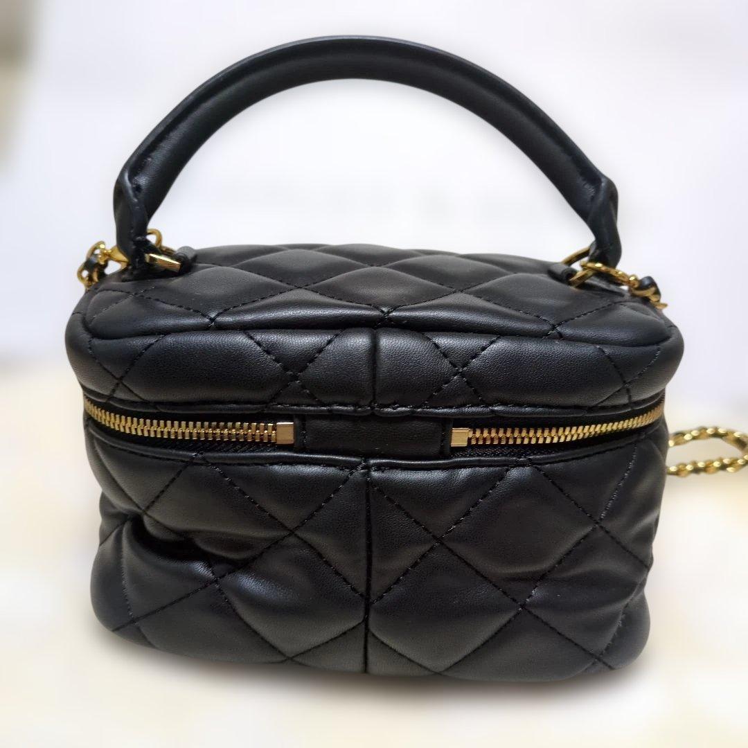 Charles & Keith✨バニティショルダー キルティング ブラックゴールドチェーン ミニサイズ 黒の写真2枚目