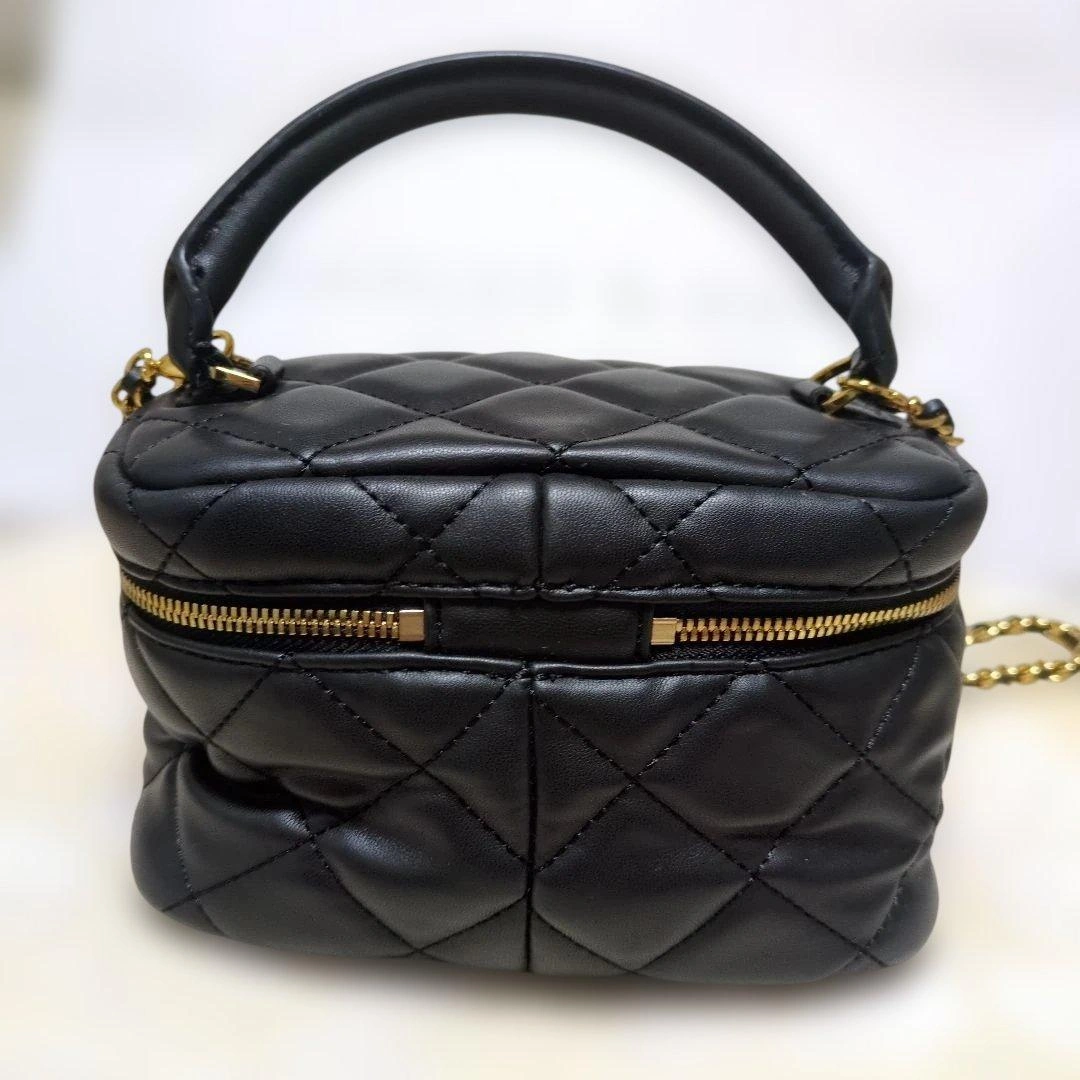 Charles & Keith✨バニティショルダー キルティング ブラックゴールドチェーン ミニサイズ 黒の写真2枚目