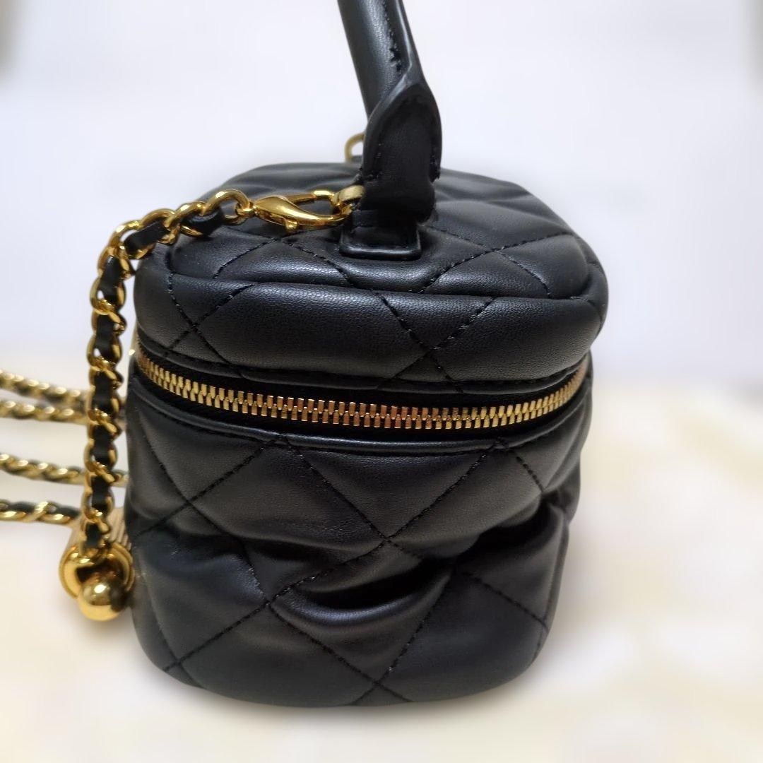 Charles & Keith✨バニティショルダー キルティング ブラックゴールドチェーン ミニサイズ 黒の写真3枚目