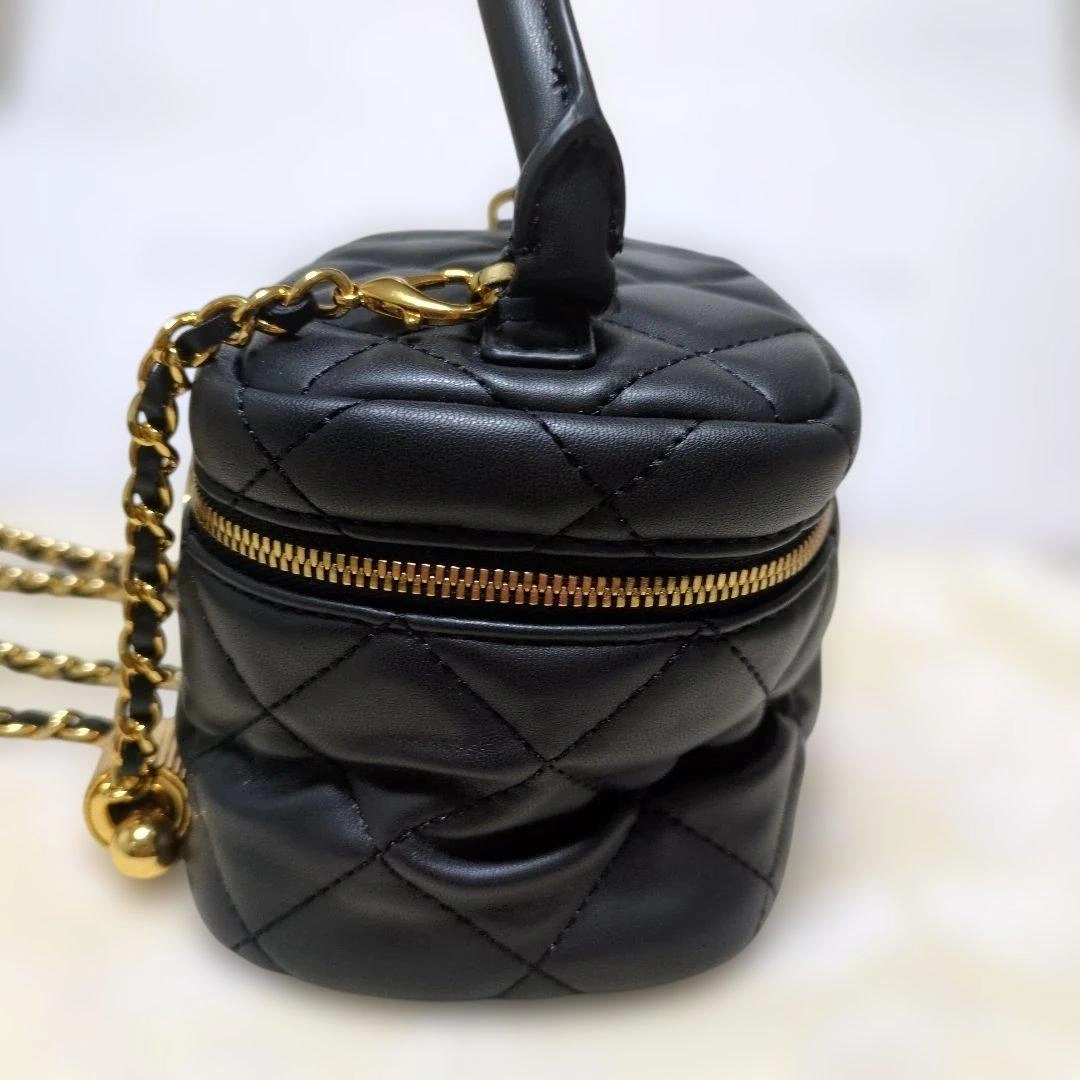 Charles & Keith✨バニティショルダー キルティング ブラックゴールドチェーン ミニサイズ 黒の写真3枚目