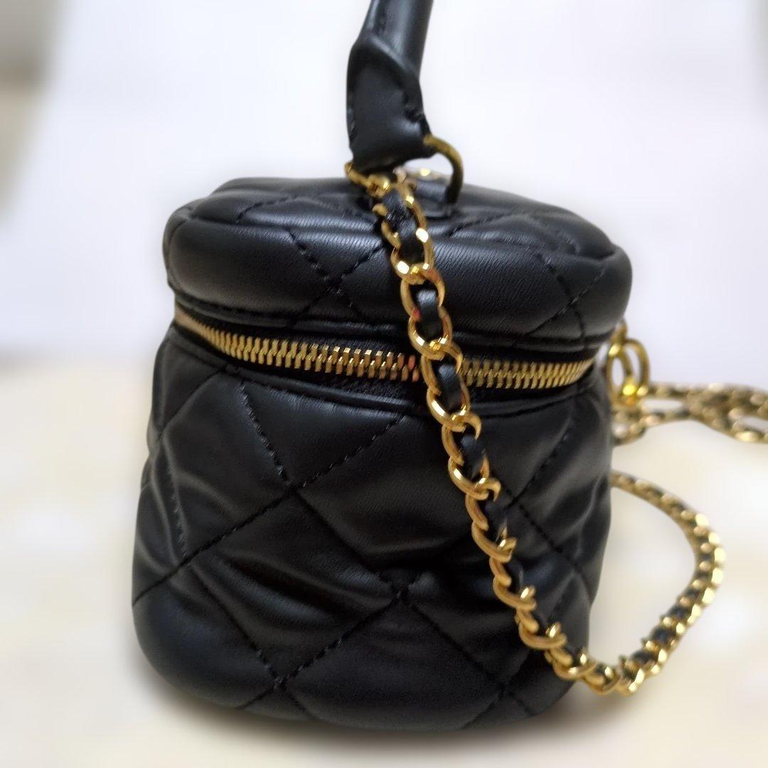 Charles & Keith✨バニティショルダー キルティング ブラックゴールドチェーン ミニサイズ 黒の写真4枚目