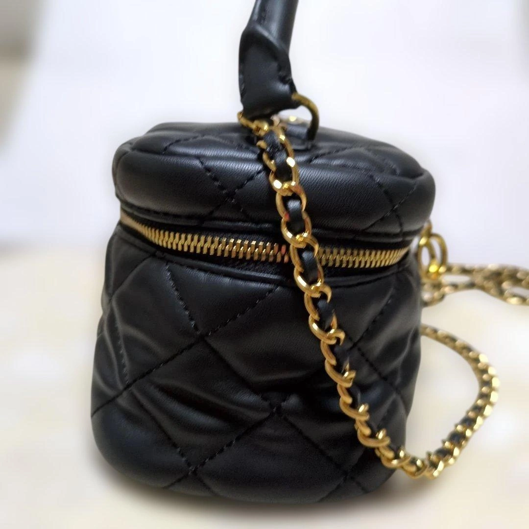 Charles & Keith✨バニティショルダー キルティング ブラックゴールドチェーン ミニサイズ 黒の写真4枚目