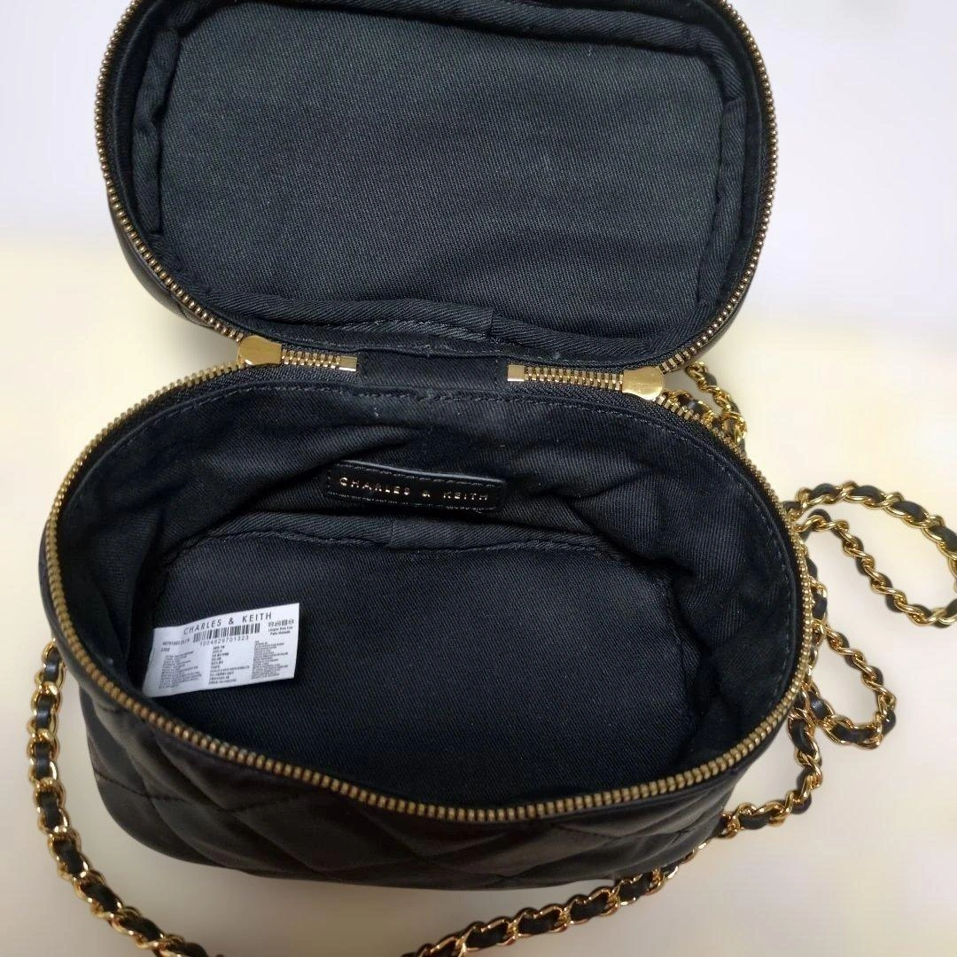Charles & Keith✨バニティショルダー キルティング ブラックゴールドチェーン ミニサイズ 黒の写真5枚目