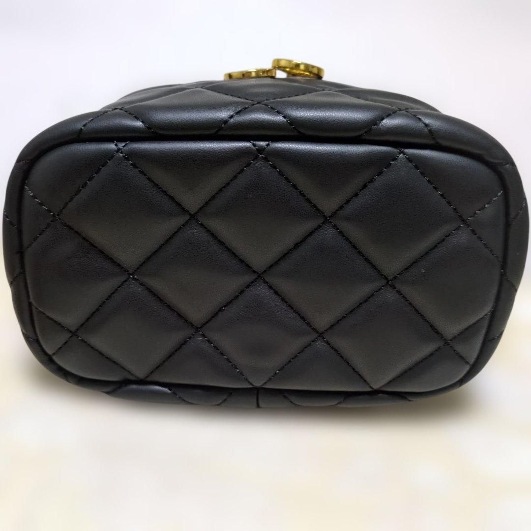 Charles & Keith✨バニティショルダー キルティング ブラックゴールドチェーン ミニサイズ 黒の写真6枚目
