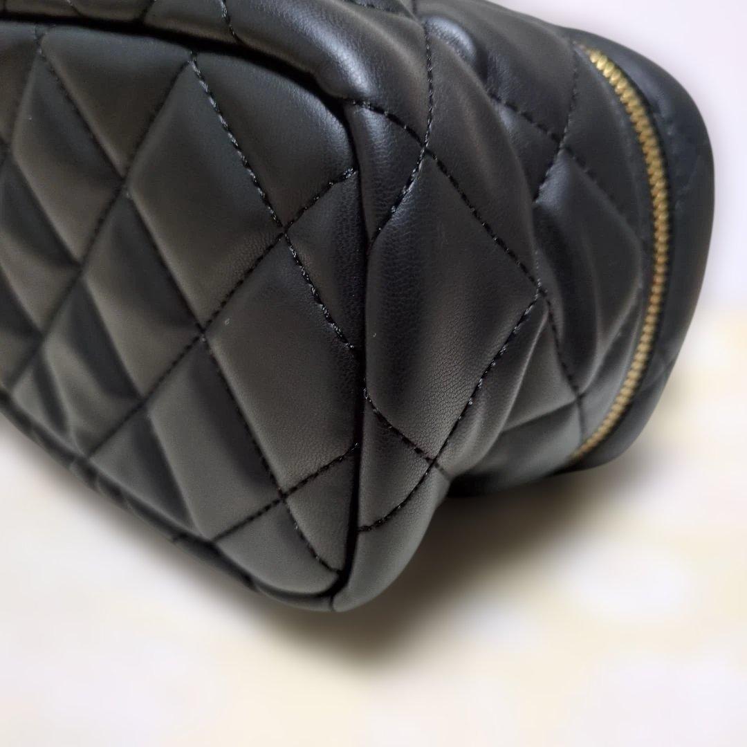 Charles & Keith✨バニティショルダー キルティング ブラックゴールドチェーン ミニサイズ 黒の写真7枚目