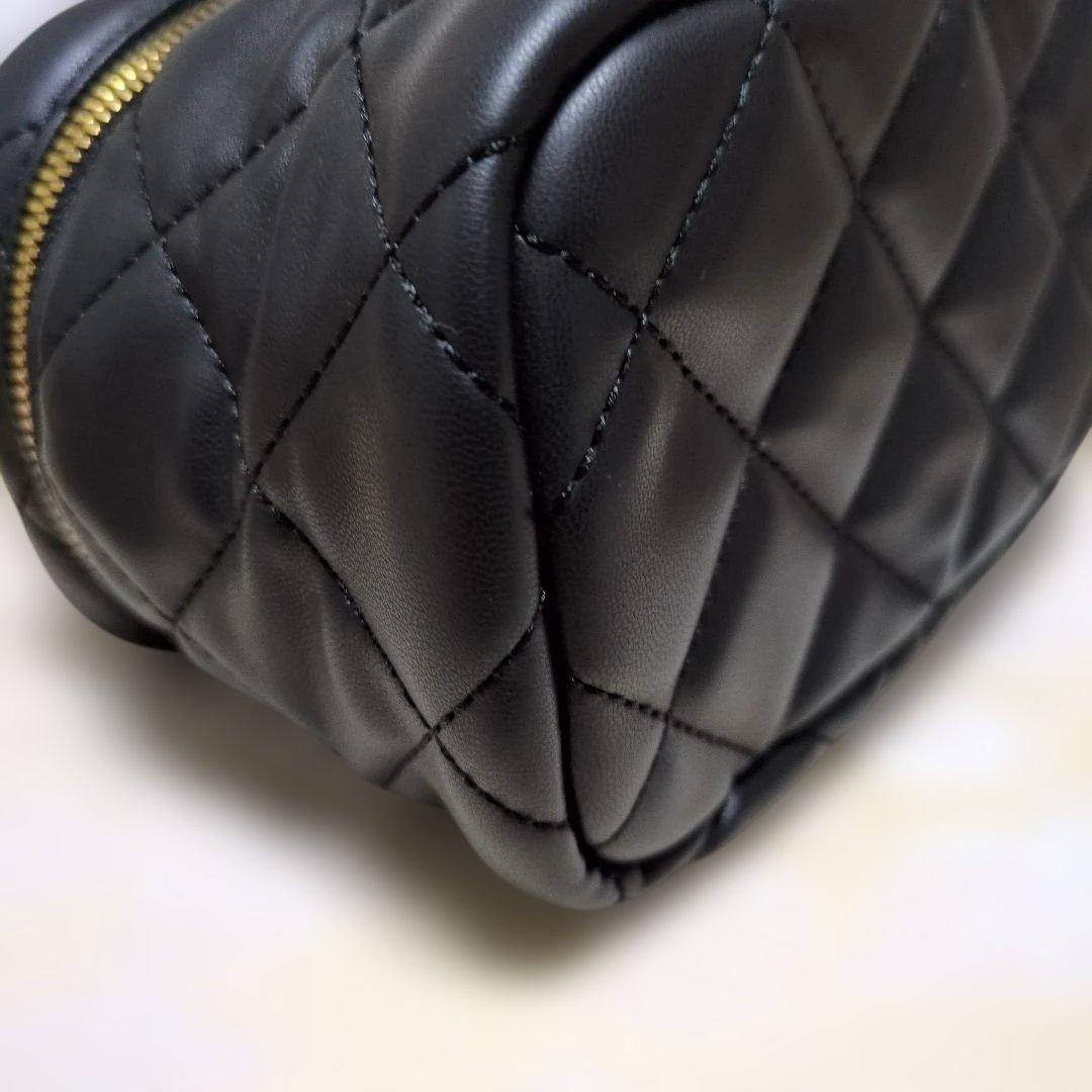 Charles & Keith✨バニティショルダー キルティング ブラックゴールドチェーン ミニサイズ 黒の写真8枚目
