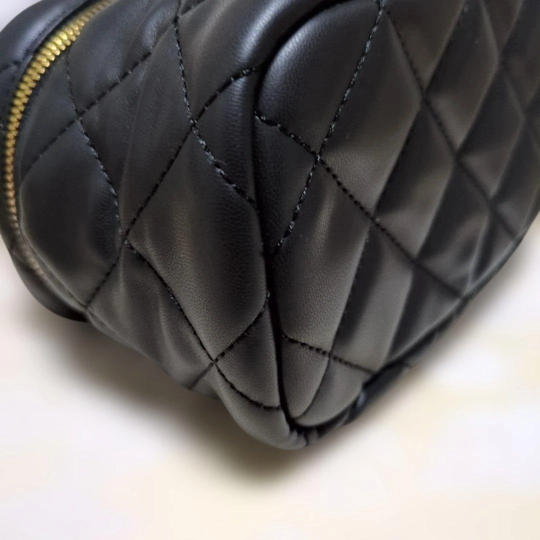 Charles & Keith✨バニティショルダー キルティング ブラックゴールドチェーン ミニサイズ 黒の写真8枚目