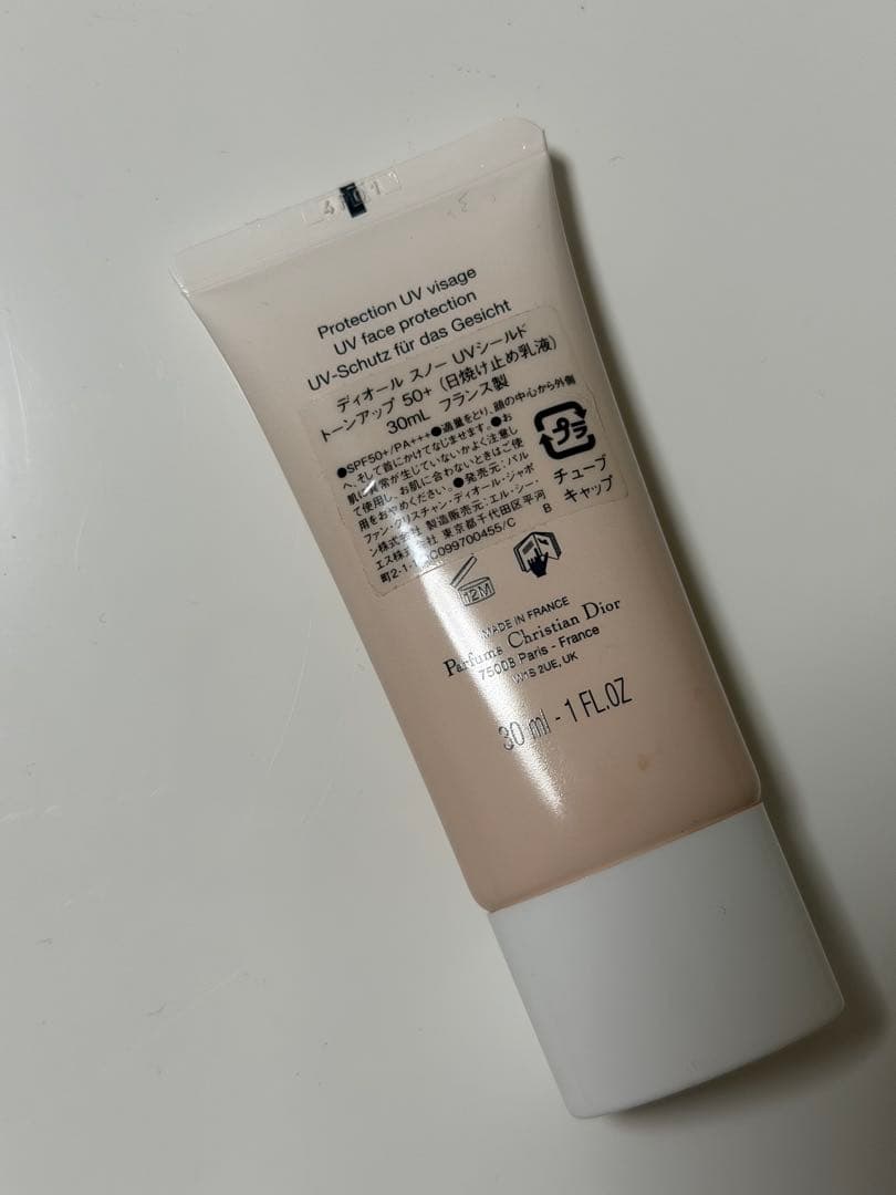 【新品】ディオール スノーUVシールド トーンアップ50+ 日焼け止め乳液の写真2枚目