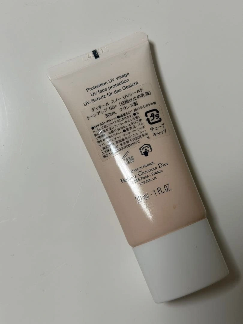 【新品】ディオール スノーUVシールド トーンアップ50+ 日焼け止め乳液の写真2枚目