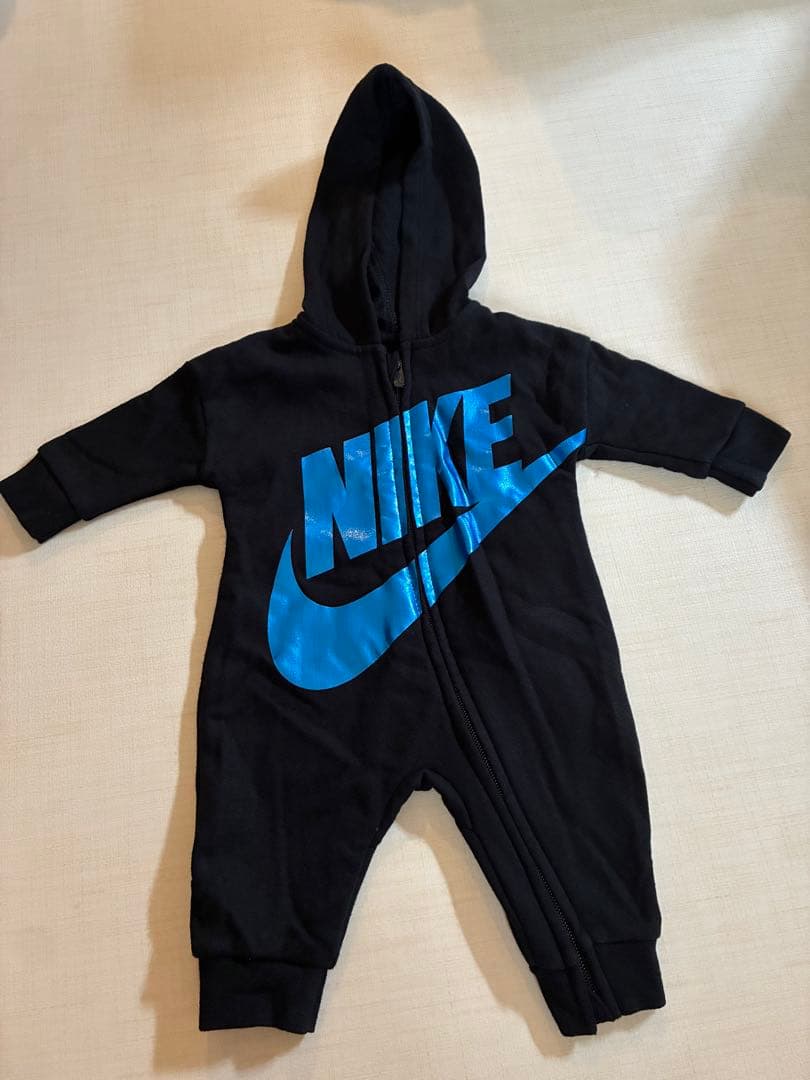 【美品】NIKEベビーフード付きカバーオール／ロンパース3M（56〜62cm）