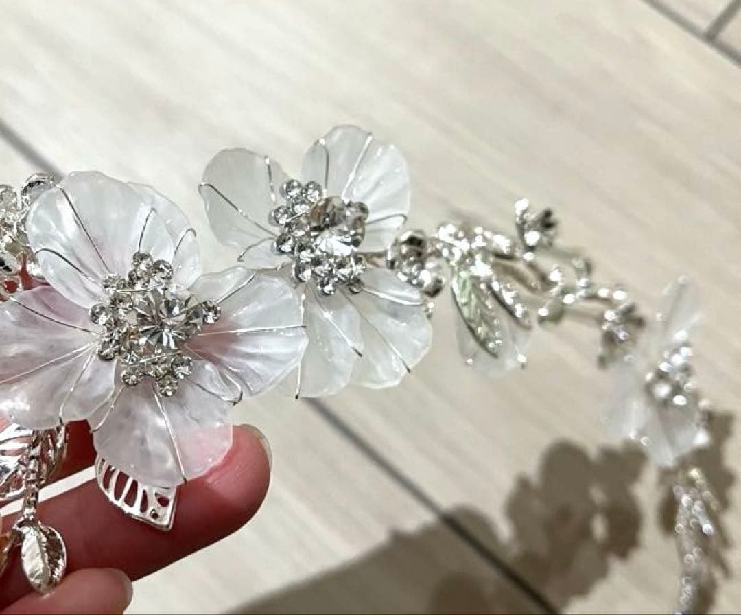 ブライダルヘアアクセサリー 花モチーフの写真2枚目