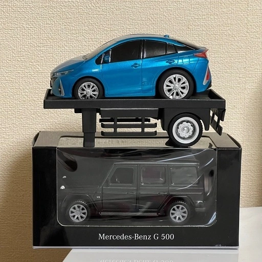 メルセデスベンツG500とプリウスPHVプルバックカー