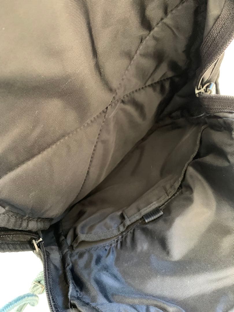 コムサデモード　ブラックリュックの写真5枚目
