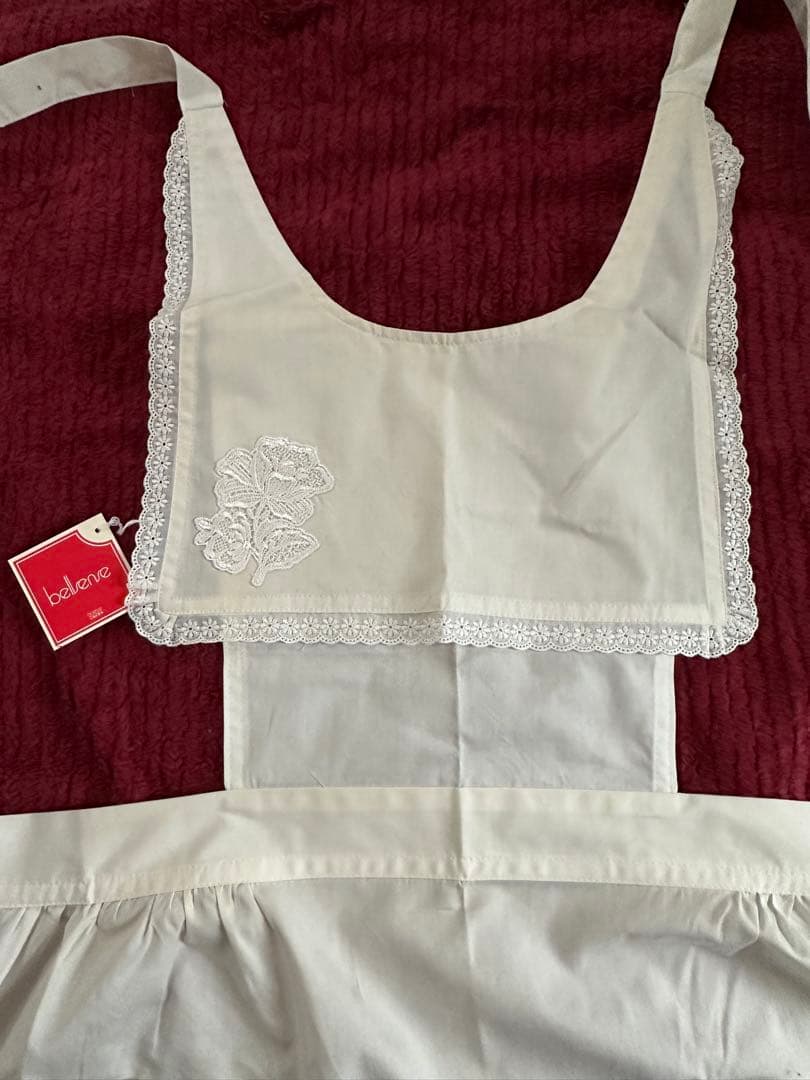 belene ホワイトエプロン 刺繍付きの写真2枚目