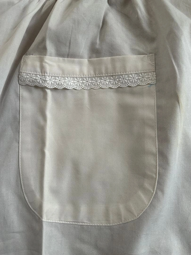 belene ホワイトエプロン 刺繍付きの写真6枚目