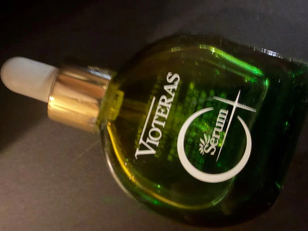 VIOTERASCSerum 美容液 本体写真は見本品で商品は箱から出してません