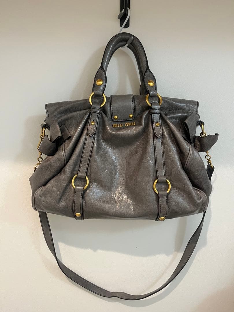 miu miu 2way ハンドバッグ グレーの写真2枚目