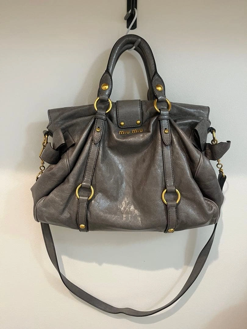 miu miu 2way ハンドバッグ グレーの写真2枚目