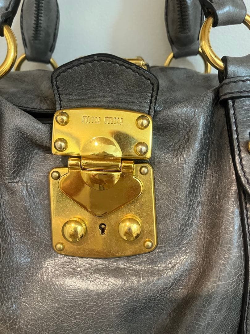 miu miu 2way ハンドバッグ グレーの写真3枚目